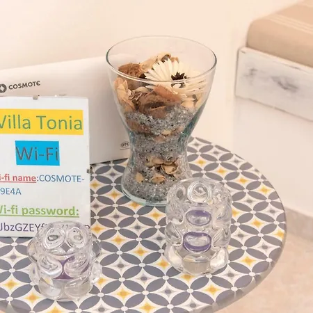 Tonia * Parasporos